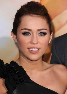 Miley Cyrus (Ronnie Miller) zdroj: imdb.com 
promo k filmu