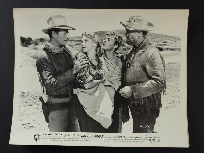 John Wayne (Hondo Lane), Ward Bond (Buffalo Baker), Geraldine Page (Angie Lowe), Michael Pate (Vittorio) zdroj: imdb.com