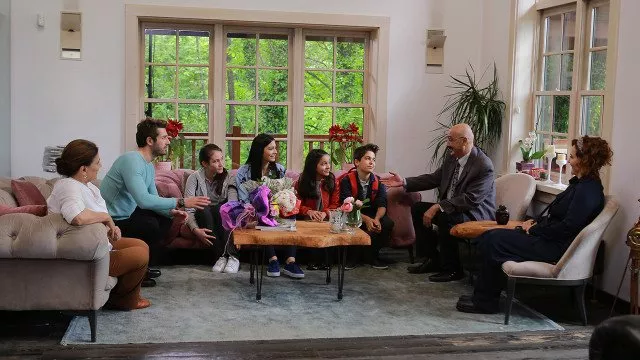 Sumru Yavrucuk (Songül Sen), Furkan Palalı (Onur Sarihan), Demet Özdemir (Lale Sarihan) zdroj: imdb.com
