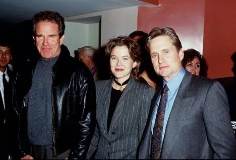 Michael Douglas (Tom Sanders), Warren Beatty, Annette Bening zdroj: imdb.com 
promo k filmu