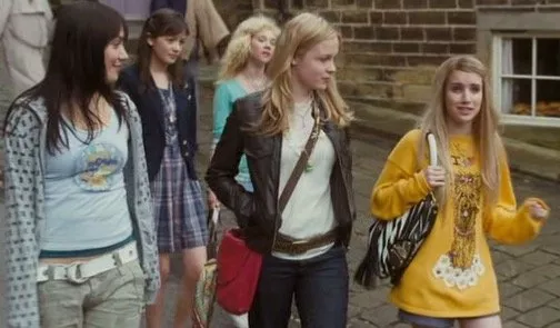 Emma Roberts (Poppy), Juno Temple (Drippy), Linzey Cocker (Josie), Sophie Wu (Kiki), Kimberley Nixon (Kate) zdroj: imdb.com
