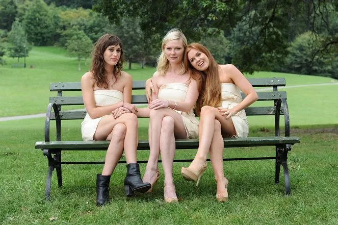 Lizzy Caplan (Gena), Kirsten Dunst (Regan), Isla Fisher (Katie)