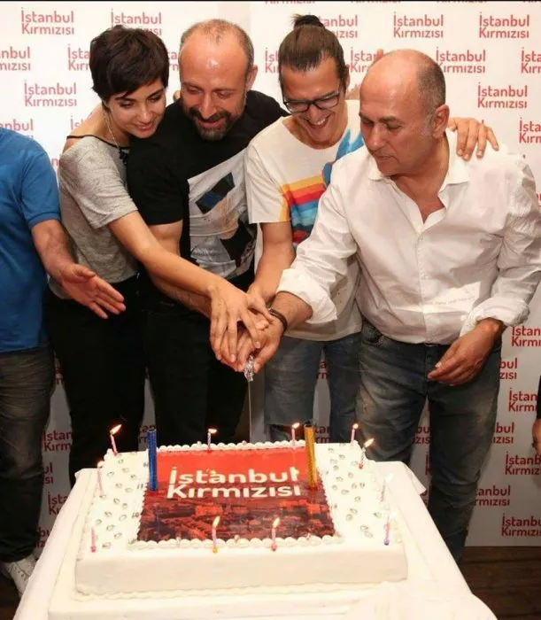 Mehmet Günsür (Yusuf), Halit Ergenç (Orhan), Ferzan Ozpetek, Tuba Büyüküstün (Neval) zdroj: imdb.com