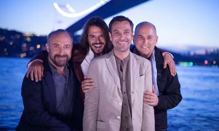 Mehmet Günsür (Yusuf), Nejat Isler (Deniz), Ferzan Ozpetek, Halit Ergenç (Orhan) zdroj: imdb.com