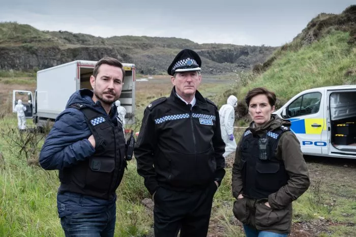 Adrian Dunbar (Superintendent Ted Hastings), Vicky McClure (DC Kate Fleming), Martin Compston (DS Steve Arnott) zdroj: imdb.com