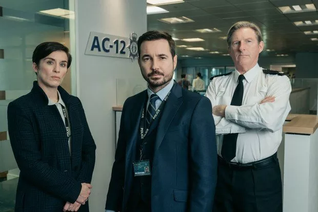 Adrian Dunbar (Superintendent Ted Hastings), Vicky McClure (DC Kate Fleming), Martin Compston (DS Steve Arnott) zdroj: imdb.com