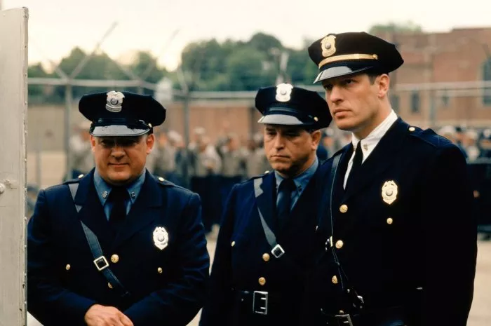 Clancy Brown (Captain Hadley), Dion Anderson, Brian Delate (Guard Dekins) zdroj: imdb.com