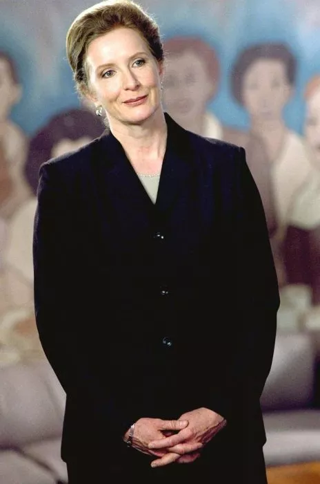 Frances Conroy (Paula Burns)