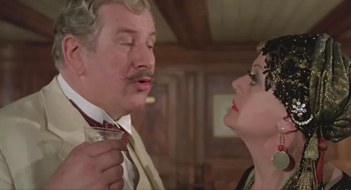 Angela Lansbury (Mrs. Salome Otterbourne), Peter Ustinov (Hercule Poirot) zdroj: imdb.com