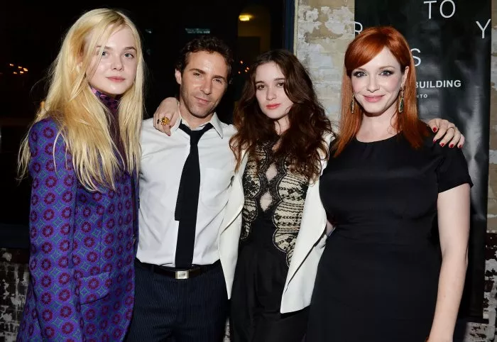 Alessandro Nivola, Christina Hendricks, Elle Fanning, Alice Englert zdroj: imdb.com 
promo k filmu
