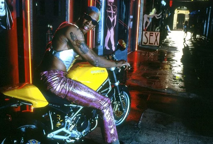 Dennis Rodman (Yaz) Photo © Columbia Pictures