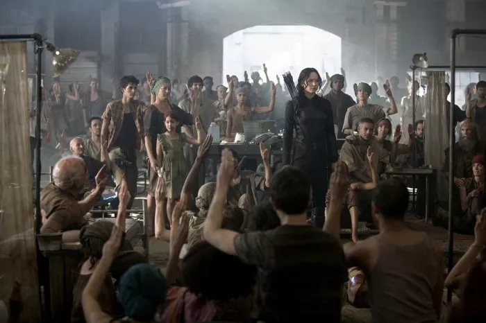 Donna Biscoe, Nicholas Pryor, Jennifer Lawrence (Katniss Everdeen) zdroj: imdb.com