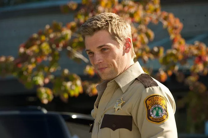 Mike Vogel (Deputy Zack Shelby)