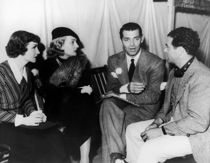 Clark Gable (Peter), Frank Capra, Claudette Colbert (Ellie), Mayo Methot zdroj: imdb.com