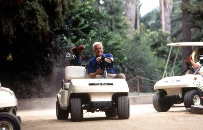 Leslie Nielsen (Dick Steele ’Agent WD-40’) Photo © 1996 Hollywood Pictures