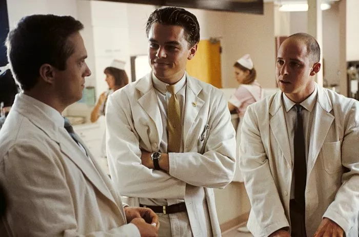 Leonardo DiCaprio (Frank Abagnale Jr.), Jonathan Brent, Shane Edelman (Doctor Harris) zdroj: imdb.com