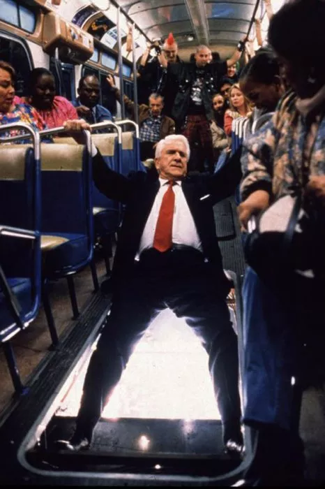 Leslie Nielsen (Dick Steele ’Agent WD-40’) Photo © 1996 Hollywood Pictures