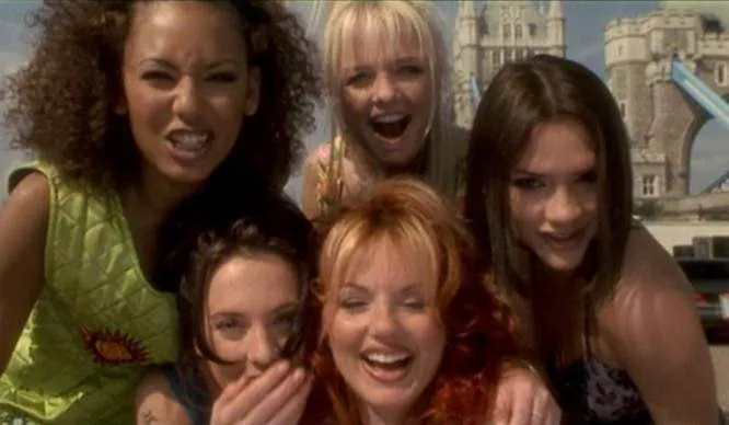 Geri Horner (Ginger Spice), Emma Bunton (Baby Spice), Melanie C (Sporty Spice), Victoria Beckham (Posh Spice), Mel B (Scary Spice) zdroj: imdb.com
