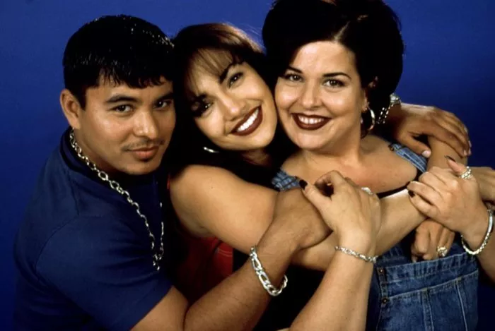 Jennifer Lopez (Selena Quintanilla), Jackie Guerra (Suzette Quintanilla), Jacob Vargas (Abie Quintanilla) zdroj: imdb.com
