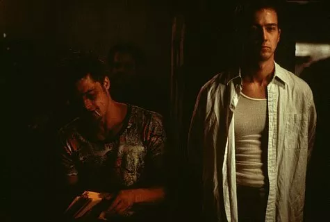 Brad Pitt (Tyler Durden), Edward Norton (Narrator) zdroj: imdb.com