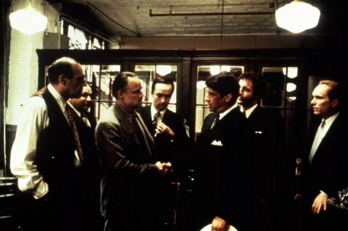 Abe Vigoda (Tessio), Marlon Brando (Don Vito Corleone), John Cazale (Fredo), Al Lettieri (Sollozzo), Richard S. Castellano (Clemenza), James Caan (Sonny Corleone), Robert Duvall (Tom Hagen)