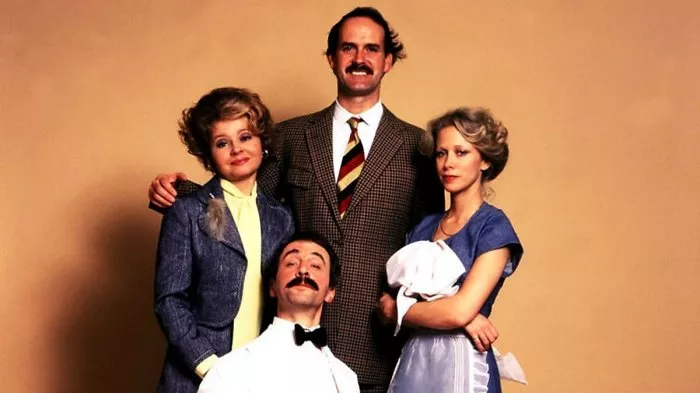 John Cleese (Basil Fawlty), Andrew Sachs (Manuel), Connie Booth (Polly Sherman), Prunella Scales (Sybil Fawlty) zdroj: imdb.com