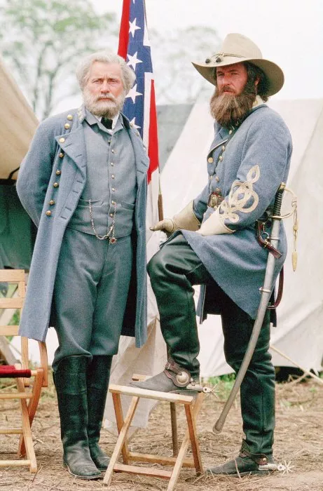 Tom Berenger (Lieut. Gen. James Longstreet), Martin Sheen (Gen. Robert E. Lee) zdroj: imdb.com
