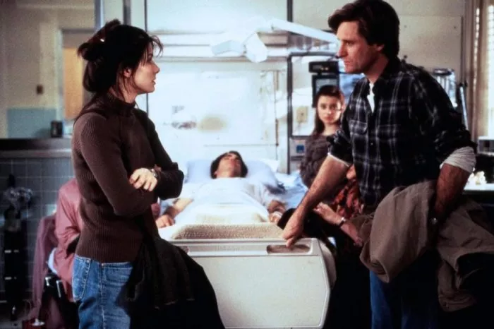 Sandra Bullock (Lucy), Bill Pullman (Jack), Peter Gallagher (Peter), Monica Keena (Mary) zdroj: imdb.com
