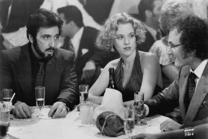 Al Pacino (Carlito), Penelope Ann Miller (Gail), Sean Penn (Kleinfeld) zdroj: imdb.com
