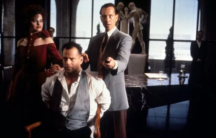 Bruce Willis (Hudson Hawk), Sandra Bernhard (Minerva Mayflower), Richard E. Grant (Darwin Mayflower) zdroj: imdb.com