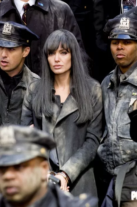 Angelina Jolie (Evelyn Salt), Bobby Beckles zdroj: imdb.com