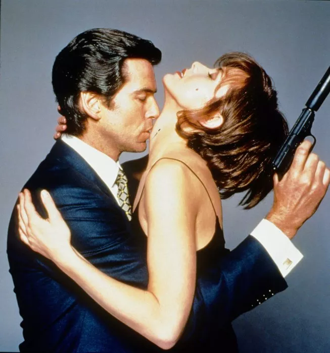 Pierce Brosnan (James Bond), Izabella Scorupco (Natalya Simonova) zdroj: imdb.com