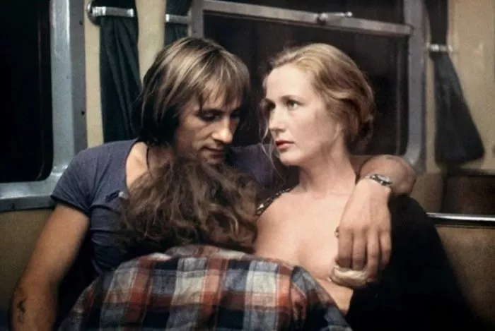 Gérard Depardieu (Jean-Claude), Brigitte Fossey (Woman on the train) zdroj: imdb.com