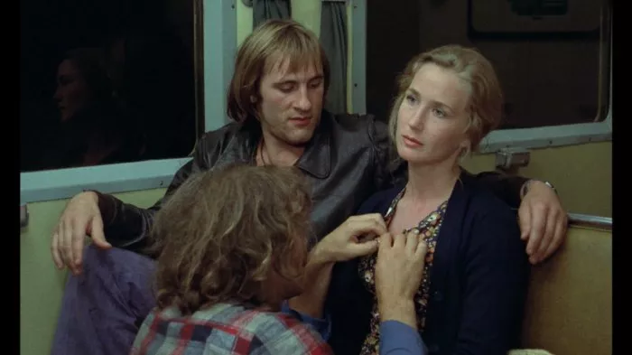 Gérard Depardieu (Jean-Claude), Brigitte Fossey (Woman on the train) zdroj: imdb.com