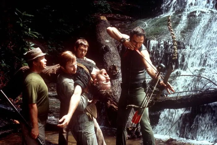 Burt Reynolds (Lewis), Jon Voight (Ed), Ned Beatty (Bobby), Ronny Cox (Drew), Bill McKinney (Mountain Man) zdroj: imdb.com