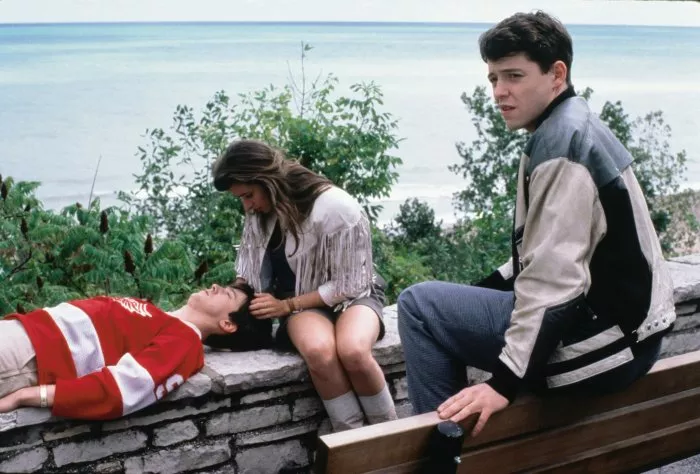 Matthew Broderick (Ferris Bueller), Mia Sara (Sloane Peterson), Alan Ruck (Cameron Frye) zdroj: imdb.com