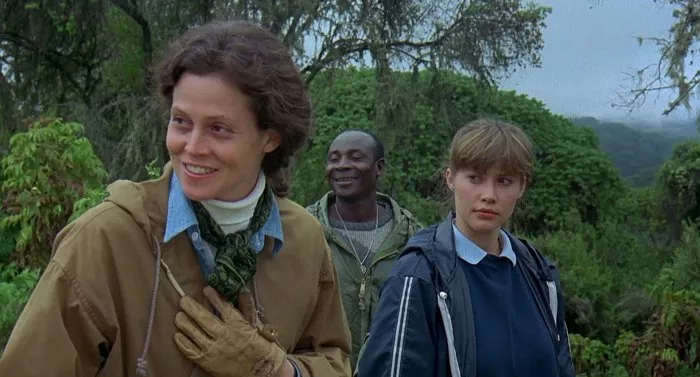 Sigourney Weaver (Dian Fossey), John Omirah Miluwi (Sembagare), Maggie O’Neill zdroj: imdb.com