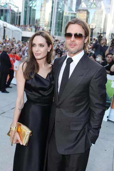 Brad Pitt (Billy Beane), Angelina Jolie zdroj: imdb.com 
promo k filmu