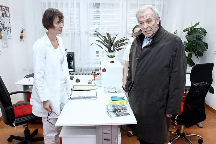 Lenka Vlasáková (Valerie Cerná), Alois Švehlík (doc. MUDr. Rudolf Bernát)