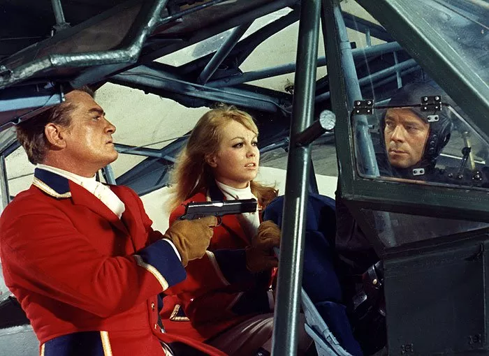 Jean Marais (Fantômas), Mylène Demongeot (Hélène), Dominique Zardi (Le pilote de l’avion)