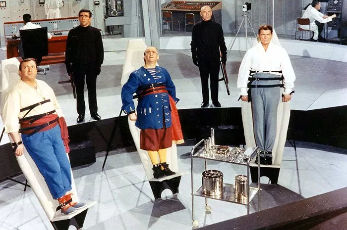 Jacques Dynam (Bertrand), Louis de Funès (Commissaire Juve), Henri Attal (Le garde de Fantômas), Dominique Zardi (Homme de main), Jean Marais (Fantômas)