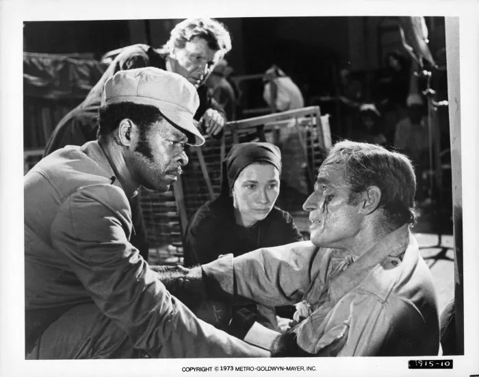 Charlton Heston (Detective Thorn), Brock Peters (Chief Hatcher) zdroj: imdb.com