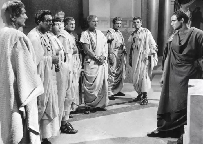 Marlon Brando (Mark Antony), John Gielgud (Cassius), James Mason (Brutus), John Hoyt (Decius Brutus), Edmond O’Brien zdroj: imdb.com