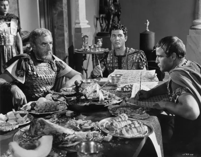 Marlon Brando (Mark Antony), Douglass Dumbrille (Lepidus), Douglass Watson (Octavius Caesar) zdroj: imdb.com