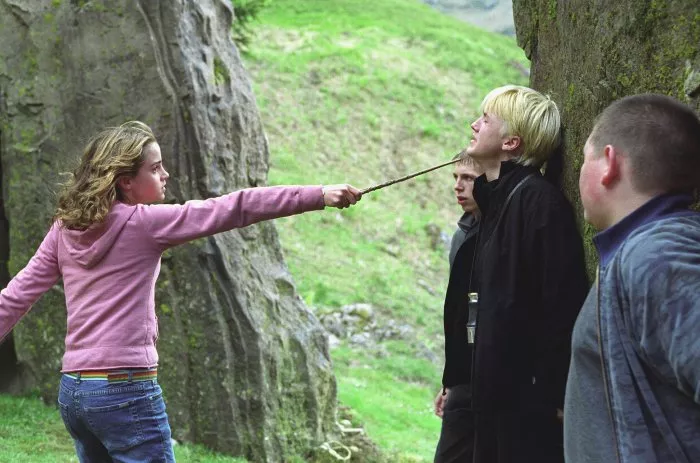Tom Felton (Draco Malfoy), Emma Watson (Hermione Granger), Jamie Waylett, Bronson Webb (Slytherin Boy) zdroj: imdb.com