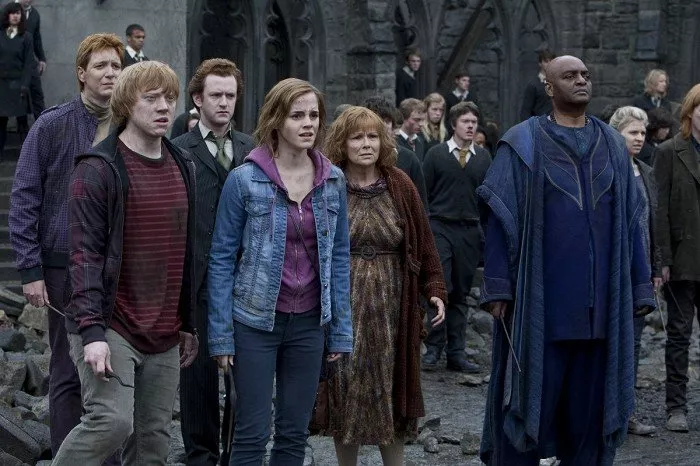 Oliver Phelps (George Weasley), Chris Rankin, Rupert Grint (Ron Weasley), Emma Watson (Hermiona Grangerová), Julie Walters (Molly Weasley), George Harris