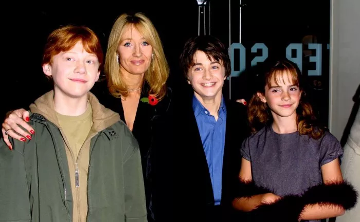Rupert Grint (Ron Weasley), Daniel Radcliffe (Harry Potter), J.K. Rowling, Emma Watson (Hermione Granger) zdroj: imdb.com 
promo k filmu