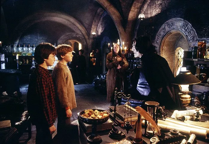Daniel Radcliffe (Harry Potter), David Bradley (Argus Filch), Rupert Grint (Ron Weasley), Alan Rickman (Professor Snape)