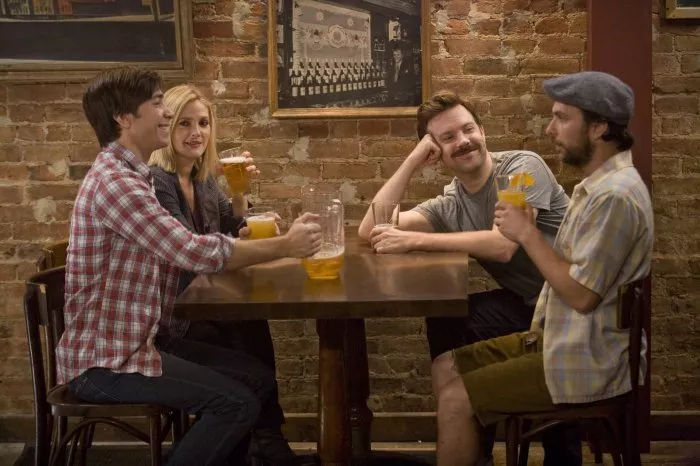Drew Barrymore (Erin), Charlie Day (Dan), Justin Long (Garrett), Jason Sudeikis (Box) zdroj: imdb.com