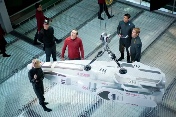 Simon Pegg (Scotty), Karl Urban (Bones), Alice Eve (Carol Marcus), Chris Pine (Kirk) zdroj: imdb.com